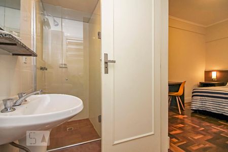 Banheiro de kitnet/studio à venda com 1 quarto, 20m² em Centro Histórico, Porto Alegre