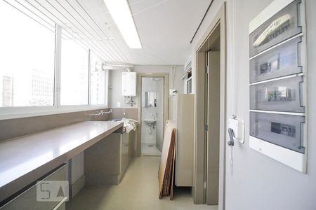 Apartamento à venda com 220m², 3 quartos e 1 vaga Apartamento à venda com 220m², 3 quartos e 1 vagaÁrea de Serviço