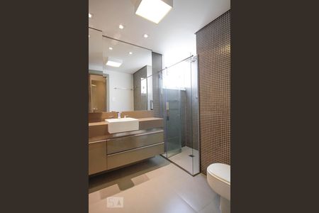 Apartamento à venda com 220m², 3 quartos e 1 vaga Apartamento à venda com 220m², 3 quartos e 1 vagaBanheiro da Suíte 2