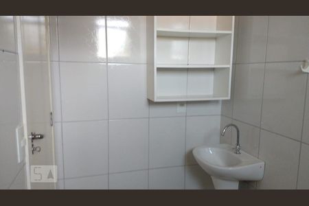 Banheiro de apartamento para alugar com 2 quartos, 60m² em Santa Cândida, Curitiba