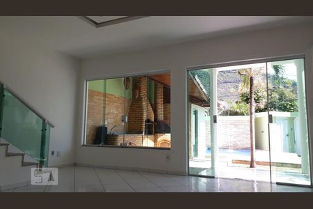 Sala de casa para alugar com 4 quartos, 300m² em Camorim, Rio de Janeiro