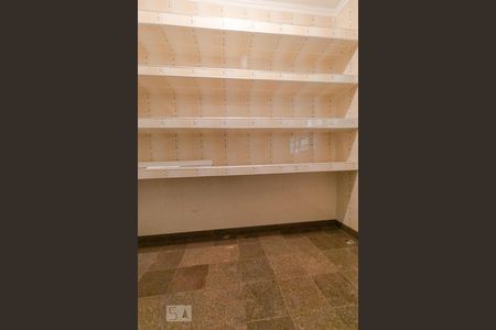 Casa à venda com 570m², 4 quartos e 5 vagasDespensa