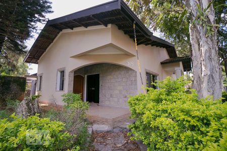 Casa à venda com 570m², 4 quartos e 5 vagasFachada