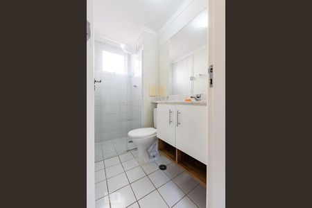 Banheiro de apartamento para alugar com 2 quartos, 58m² em Loteamento Center Santa Genebra, Campinas