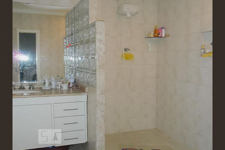 Banheiro de casa para alugar com 3 quartos, 242m² em Parque Jaçatuba, Santo André