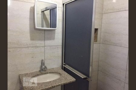 Banheiro de kitnet/studio para alugar com 1 quarto, 18m² em Fanny, Curitiba