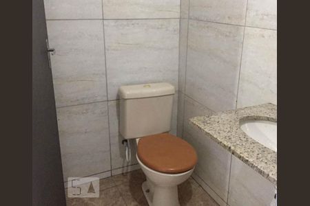 Banheiro de kitnet/studio para alugar com 1 quarto, 18m² em Fanny, Curitiba