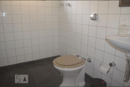 Banheiro de casa de condomínio para alugar com 2 quartos, 120m² em Jardim Leonor, São Paulo