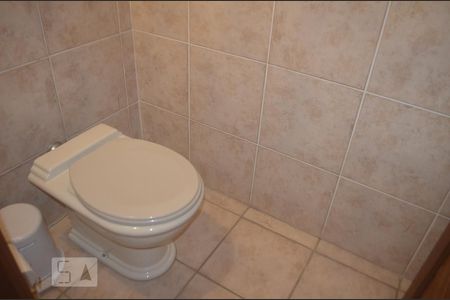 Banheiro de casa de condomínio para alugar com 2 quartos, 120m² em Jardim Leonor, São Paulo