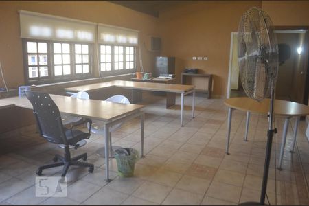 Sala de casa de condomínio para alugar com 2 quartos, 120m² em Jardim Leonor, São Paulo