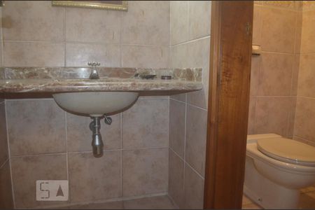 Banheiro de casa de condomínio para alugar com 2 quartos, 120m² em Jardim Leonor, São Paulo