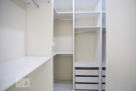 Closet suíte 1 de casa para alugar com 3 quartos, 160m² em Tijuca, Rio de Janeiro