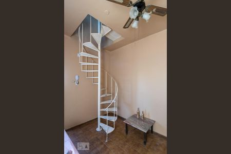 Apartamento para alugar com 290m², 4 quartos e 1 vaga Apartamento para alugar com 290m², 4 quartos e 1 vagaEscada de acesso ao terraço