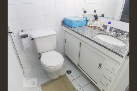 Banheiro de apartamento para alugar com 2 quartos, 54m² em Santa Teresinha, São Paulo