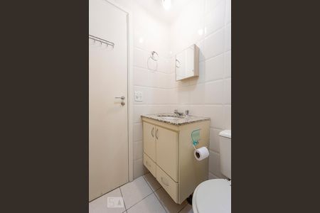 Banheiro social de apartamento para alugar com 2 quartos, 66m² em Vila Bertioga, São Paulo