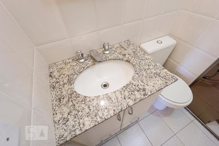 Detalhe banheiro social de apartamento para alugar com 2 quartos, 66m² em Vila Bertioga, São Paulo