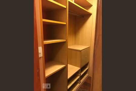 Apartamento para alugar com 270m², 4 quartos e 3 vagas Apartamento para alugar com 270m², 4 quartos e 3 vagasCloset