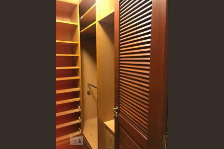 Apartamento para alugar com 270m², 4 quartos e 3 vagas Apartamento para alugar com 270m², 4 quartos e 3 vagasCloset