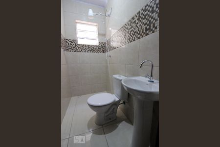Banheiro de kitnet/studio para alugar com 1 quarto, 25m² em Vila Romero, São Paulo