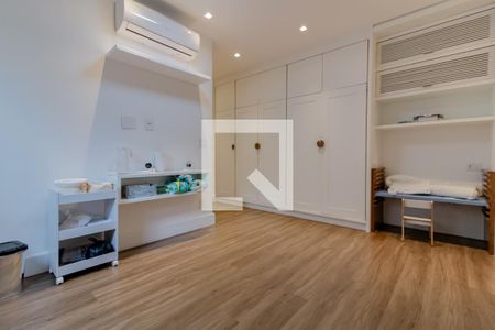 Apartamento à venda com 240m², 4 quartos e 3 vagasQuarto 4
