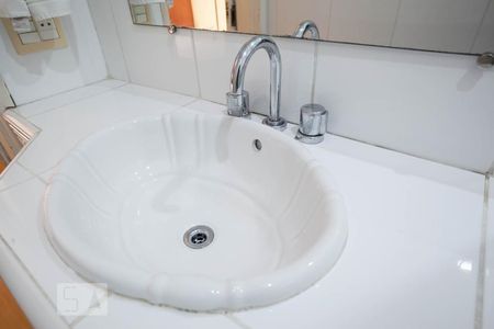 Apartamento para alugar com 130m², 3 quartos e 2 vagas Apartamento para alugar com 130m², 3 quartos e 2 vagasBanheiro da suíte 1 - pia