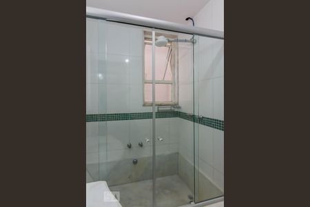Chuveiro e Banheira Banheiro Social de apartamento para alugar com 3 quartos, 140m² em Santo Antônio, Belo Horizonte