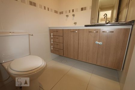 Banheiro de apartamento para alugar com 2 quartos, 56m² em Capão Raso, Curitiba