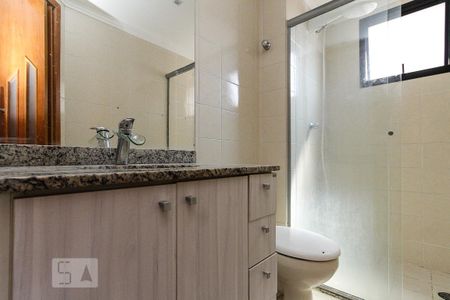 Banheiro de apartamento para alugar com 2 quartos, 54m² em Vila Bertioga, São Paulo