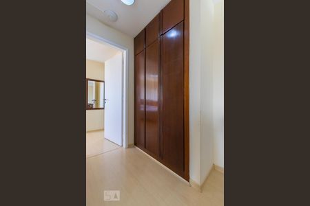 Hall da suíte de apartamento para alugar com 1 quarto, 52m² em Cambuí, Campinas