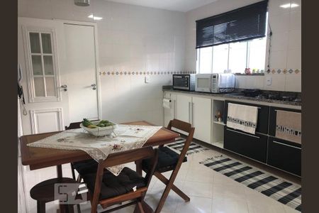Casa de condomínio à venda com 300m², 4 quartos e 3 vagas