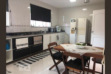 Casa de condomínio à venda com 300m², 4 quartos e 3 vagas