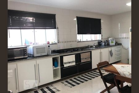 Casa de condomínio à venda com 300m², 4 quartos e 3 vagas