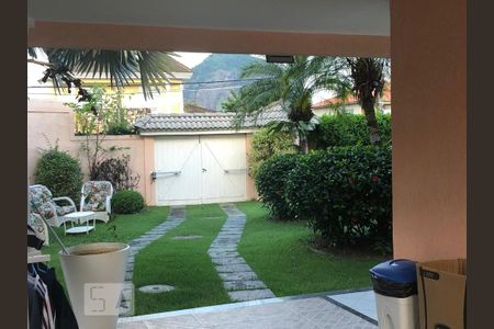 Casa de condomínio à venda com 300m², 4 quartos e 3 vagas