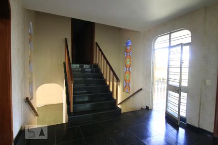 Casa à venda com 900m², 7 quartos e 8 vagasEscada para os Quartos