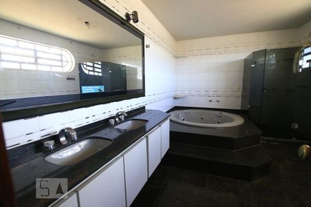 Casa à venda com 900m², 7 quartos e 8 vagasBanheiro da Suite4