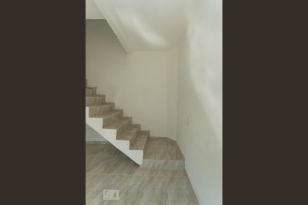 Escada de casa para alugar com 2 quartos, 60m² em Americanópolis, São Paulo