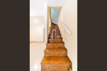 Escadas Quartos de casa para alugar com 3 quartos, 70m² em Vila Nilo, São Paulo