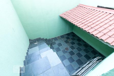 Casa à venda com 150m², 3 quartos e 2 vagasEscada para área externa - fundos