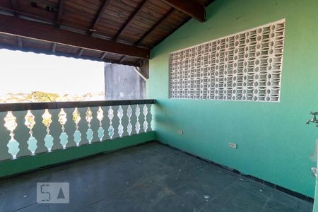 Casa à venda com 150m², 3 quartos e 2 vagasVaranda quarto 3 e área de serviço