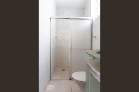 Banheiro de apartamento à venda com 1 quarto, 44m² em Passo da Areia, Porto Alegre