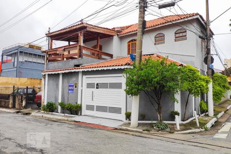 Casa à venda com 130m², 3 quartos e 2 vagasFAchada