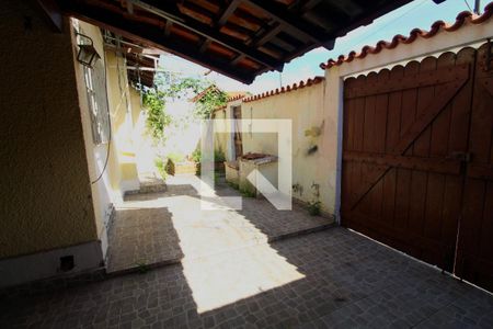 Casa de condomínio à venda com 215m², 3 quartos e 4 vagas Casa de condomínio à venda com 215m², 3 quartos e 4 vagasQuintal