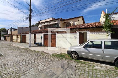 Casa de condomínio à venda com 215m², 3 quartos e 4 vagasFachada