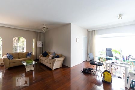 Sala de casa para alugar com 8 quartos, 400m² em Jardim Londrina, São Paulo