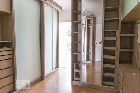 Suíte de casa à venda com 3 quartos, 140m² em Jardim Itu Sabará, Porto Alegre