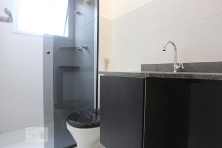 Banheiro de apartamento à venda com 2 quartos, 49m² em Jardim Roberto, Osasco