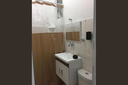 Banheiro de kitnet/studio para alugar com 1 quarto, 30m² em Botafogo, Rio de Janeiro