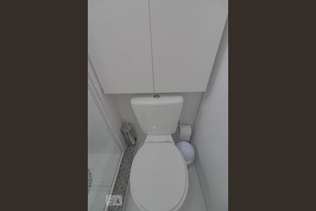 Banheiro  de kitnet/studio para alugar com 1 quarto, 17m² em Prado Velho, Curitiba