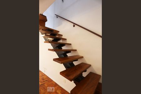 Escadas de casa para alugar com 3 quartos, 130m² em Vila Universitária, São Paulo