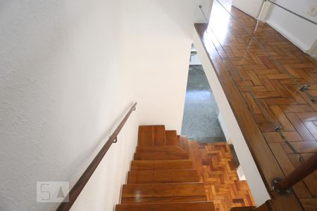 Casa para alugar com 130m², 3 quartos e 2 vagasEscadas